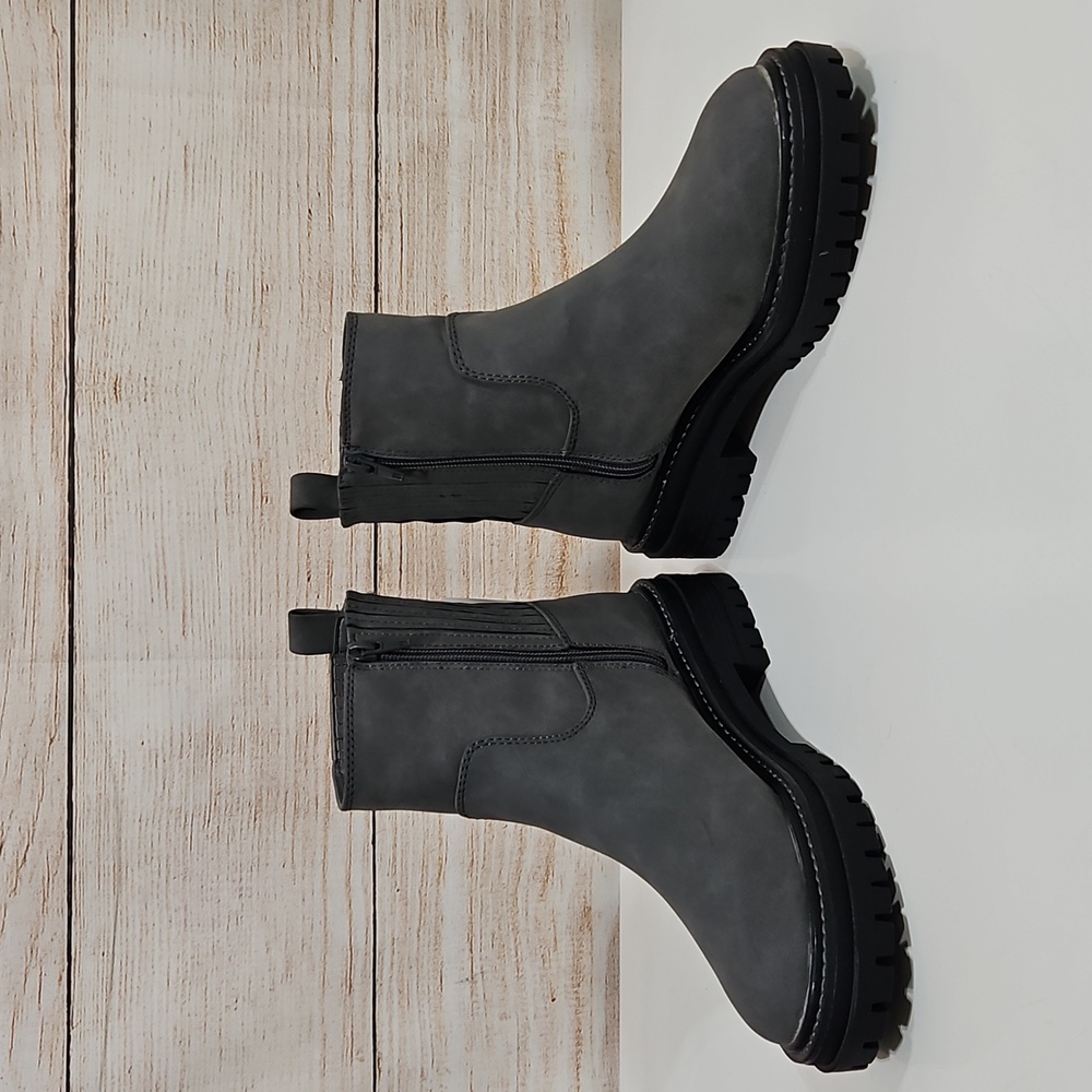 NWT Time And True Gray Lug Chelsea Boots 7 - Picture 5 of 8